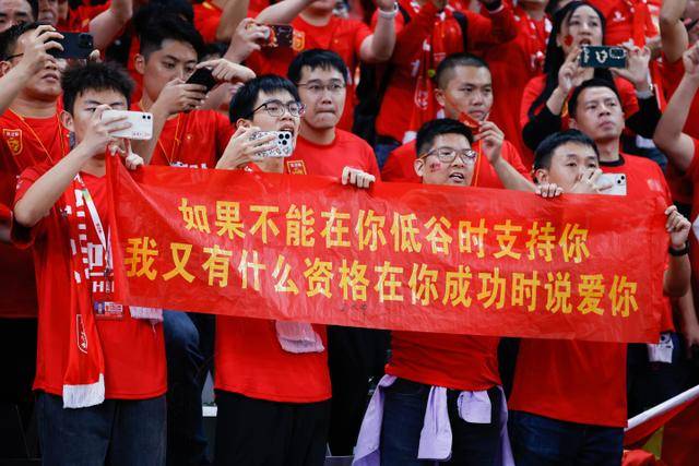 欧冠决赛：巴黎圣日耳曼对阵阿森纳，李刚仁与莫斯克拉的绿茵对决